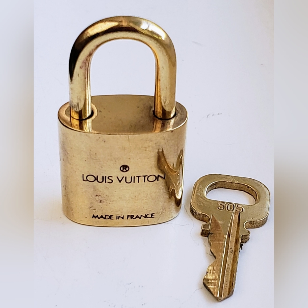 Louis Vuitton padlock, #305 (made before '09) Vintage, EUC! - Picture 3 of 12